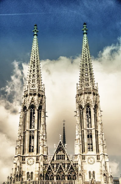 Votive εκκλησιών δίδυμους πύργους στη Βιέννη — Φωτογραφία Αρχείου
