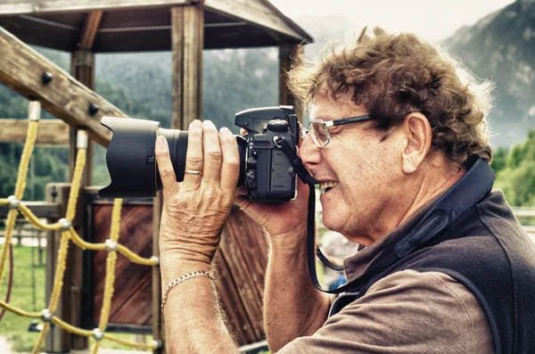 Senior Fotograf froh, die richtige Belichtung gefunden zu haben — Stockfoto