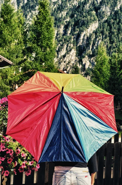 Vícebarevné deštník s pozadím pohoří Dolomity — Stock fotografie