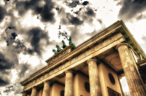 Quadriga heykel üstünde belgili tanımlık tepe-in berlin brandenburg kapısı — Stok fotoğraf