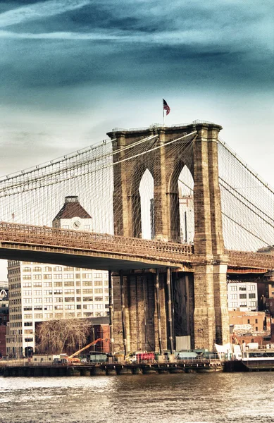 Vista retrato da Brooklyn Bridge Tower e bandeira em Nova York — Fotografia de Stock