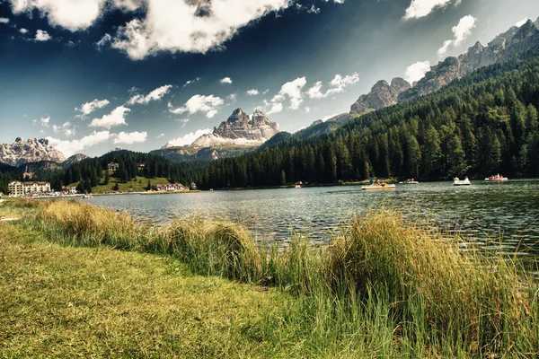 Lac Dolomites aux couleurs estivales — Photo