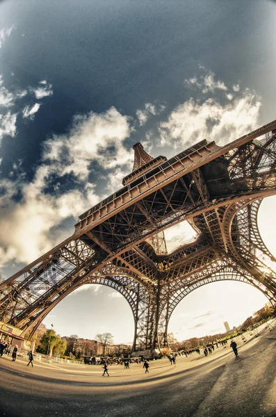 Nahoru fisheye pohled na Eiffelovu věž v Paříži — Stock fotografie