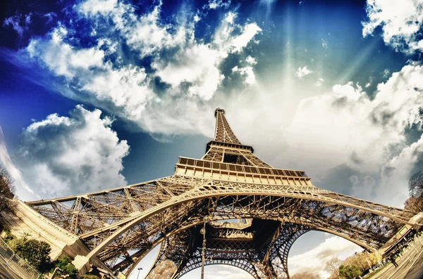 Beautiful photo of the Eiffel tower in Paris with gorgeous sky c — Stock Photo, Image
