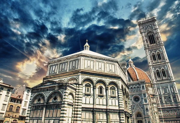 Florenz Wahrzeichen und Monumente auf der Piazza del Duomo — Stockfoto