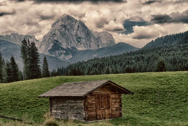 ドロミテ baita と呼ばれる特徴的な山ファームハウス — ストック写真