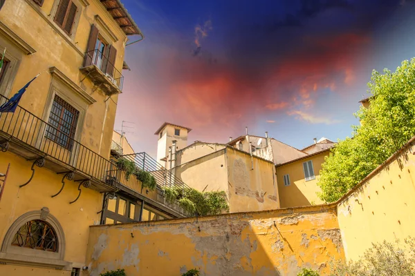 Alte mittelalterliche Häuser der Florenz in der Toskana — Stockfoto