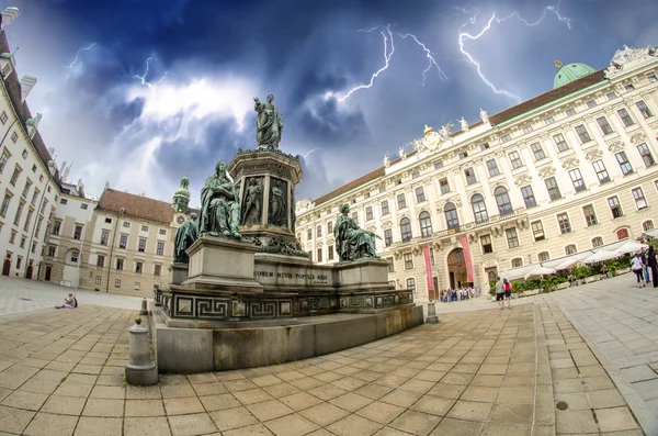 Kaiser Franz I-statue i Hofburg - Wien, Fisheye-utsikt – stockfoto