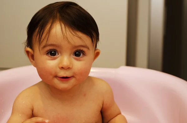 Bebé niña disfrutando de baño — Foto de Stock