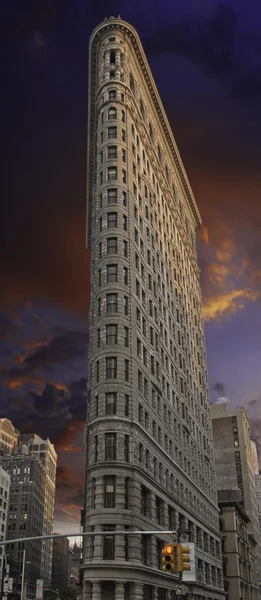 Dramatische hemel boven New York City wolkenkrabbers — Stockfoto