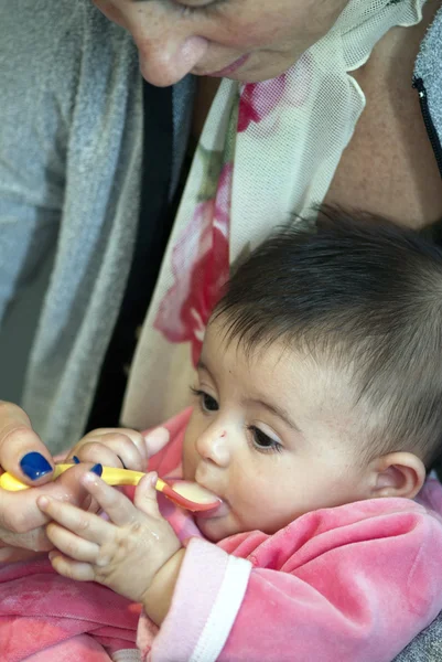 Fetița mănâncă cu mama ei — Fotografie, imagine de stoc