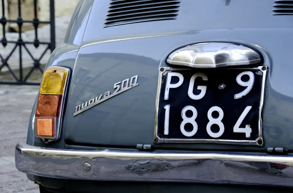 Altes auto in assisi, umbrien — Stockfoto