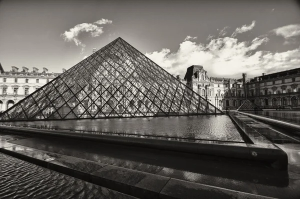在巴黎的罗浮宫博物馆的视图 — 图库照片