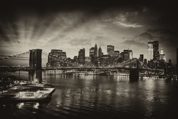 ブルックリン ブリッジとニューヨーク市の超高層ビル夜 — ストック写真
