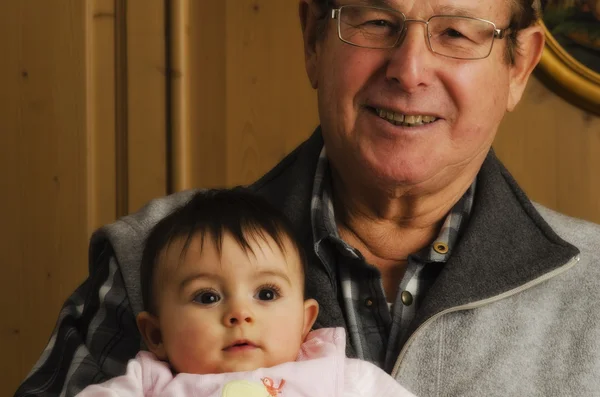 Grand-père embrassant son neveu avec amour — Photo