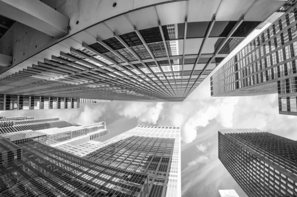 Rascacielos altos y gigantes de Nueva York, vista desde el nivel de la calle — Foto de Stock