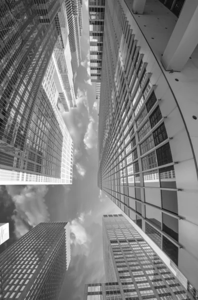 Rascacielos altos y gigantes de Nueva York, vista desde el nivel de la calle — Foto de Stock