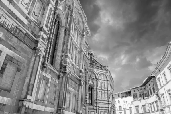 Ősi tereptárgyak és otthonok, a Piazza del Duomo, Florence — Stock Fotó