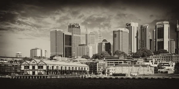 Wolkenkrabbers van sydney harbour in port jackson, natuurlijke haven o — Stockfoto