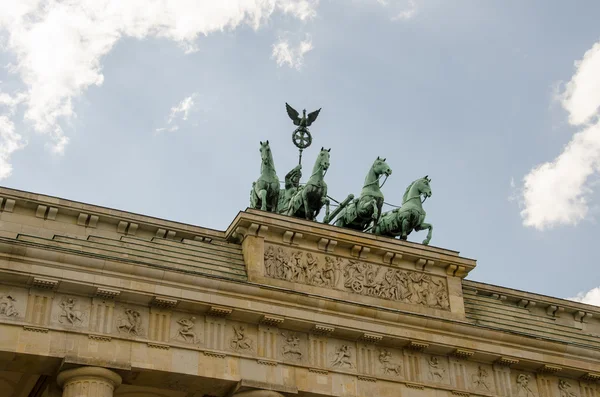 Quadriga heykel üstünde belgili tanımlık tepe-in berlin brandenburg kapısı — Stok fotoğraf