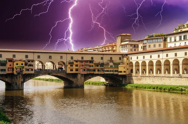 Colors of Florence in Spring, Ponte Vecchio view — Stock Photo, Image