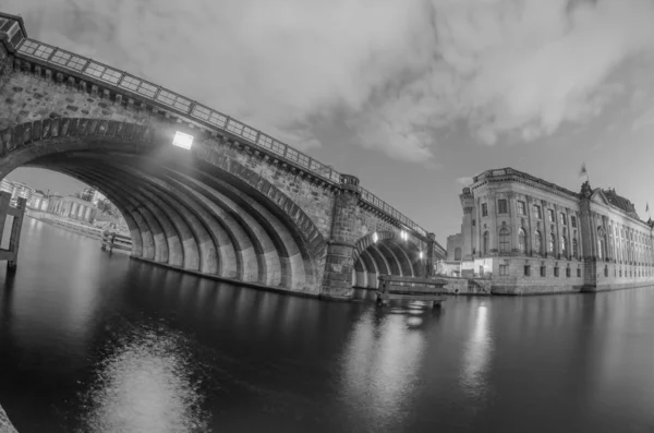 Berlin sevärdheter och byggnader efter solnedgången med floden spree och — Stockfoto