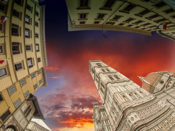 Fischiger Blick auf die Piazza del Duomo in Florenz — Stockfoto