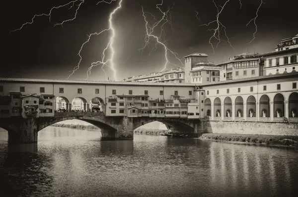 Schwarz-weiße Seitenansicht des Ponte Vecchio — Stockfoto