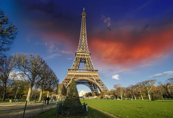 Sonnenaufgang in Paris mit dem Eiffelturm — Stockfoto