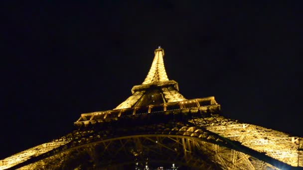 Neobvyklé široký úhel pohledu uvnitř centra Eiffelova věž v Paříži - Francie — Stock video