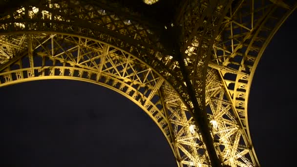 Ovanliga vidvinkel vy inne i mitten av Eiffeltornet i paris - Frankrike — Stockvideo