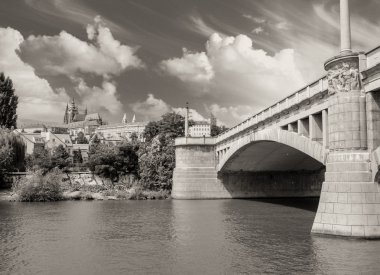 Antik Ortaçağ köprü nehir ve bitki örtüsü