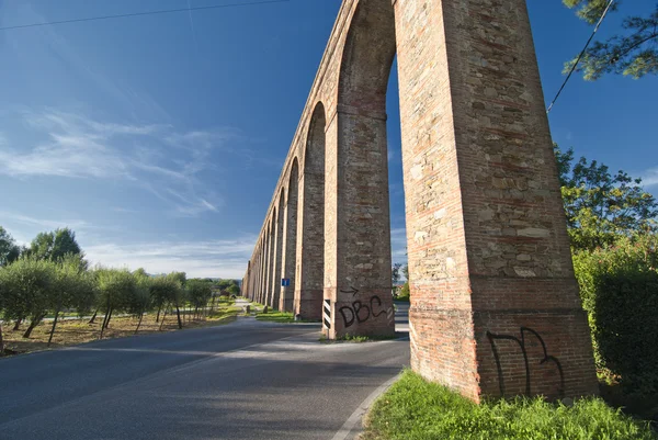 Antikes Aquädukt in Lucca, Italien — Stockfoto