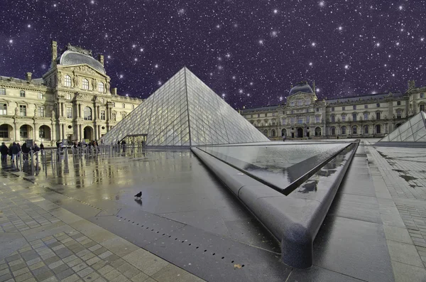 Зоряна ніч над Парижем взимку — стокове фото