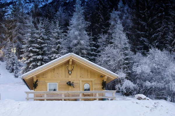 Snöiga landskap av Dolomiterna bergen under vintern — Stockfoto