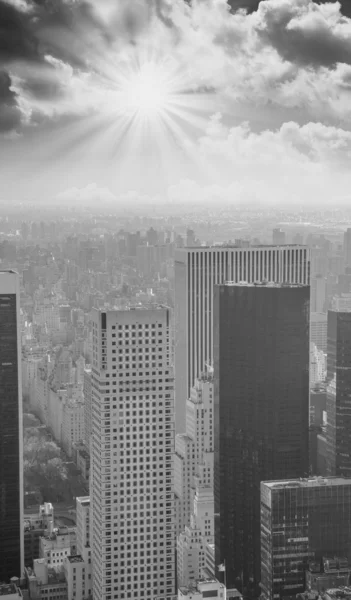 Dramatic sky over New York City - Aerial view — Stock Photo, Image