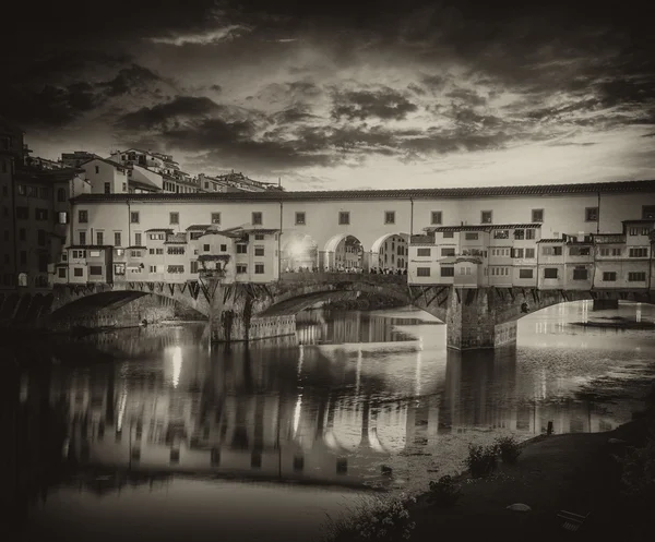 Barvy a tvary ponte vecchio, Florencie — Stock fotografie