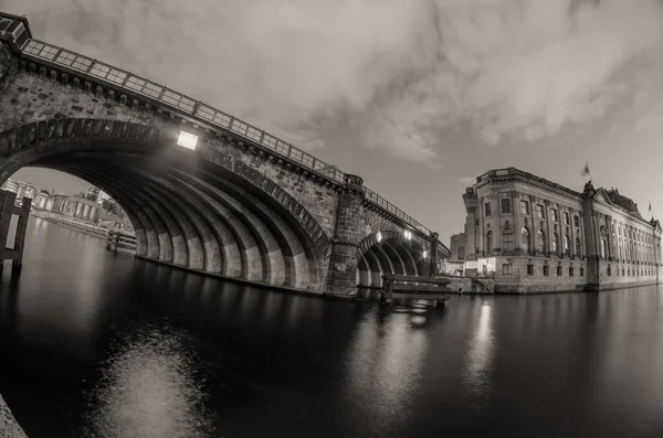 Berlín Lugares de interés y edificios después de la puesta del sol con el río juerga y — Foto de Stock