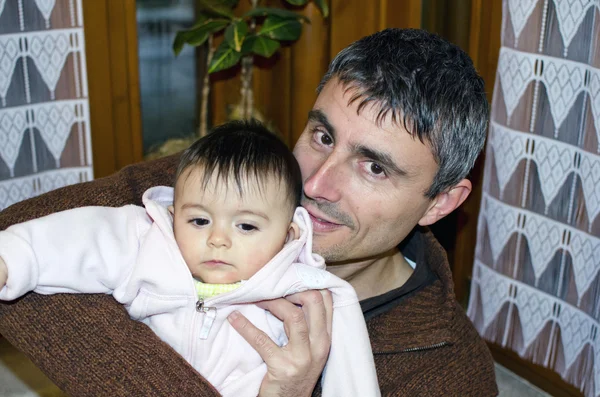 Far omfamna sin dotter med kärlek — Stockfoto