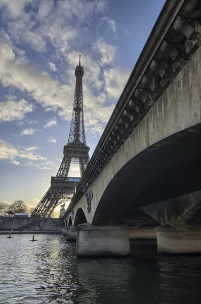 La 与杜邦 d'Iena-巴黎埃菲尔铁塔 — 图库照片