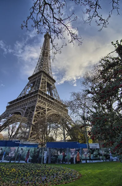 Эйфелева башня в Париже выстрелила в голубое зимнее небо — стоковое фото