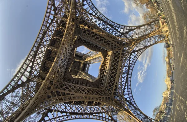 Ungewöhnlicher Weitwinkelblick in der Mitte des Eiffelturms in — Stockfoto