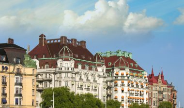 stockholm şehir liman tarafındaki renkli binalar görünümü.