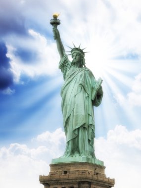 new York'taki Özgürlük heykeli önden görünümü.