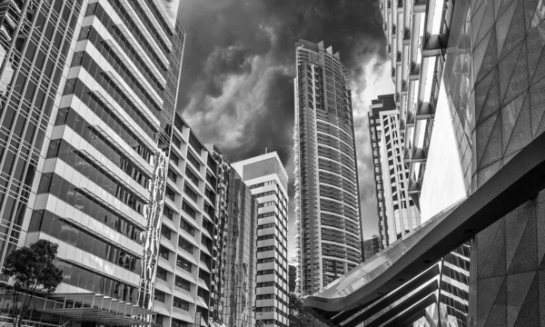Nowoczesne budynki i drapacze chmur z sydney z punktu widzenia niskiego — Zdjęcie stockowe