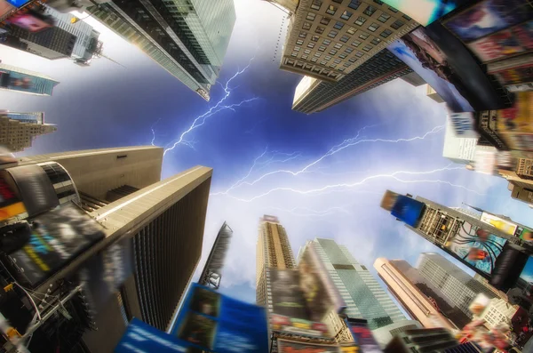 Uppåt fisheye syn på times square skyskrapor - annonser bort — Stockfoto