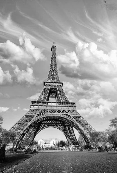 Vista dramática da Torre Eiffel com céu no fundo — Fotografia de Stock