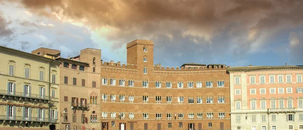 Bâtiments anciens sur la Piazza del Campo - Sienne — Photo