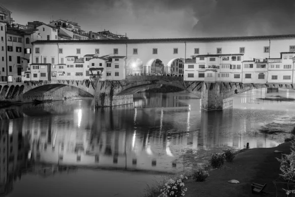 Utsikt över ponte vecchio, gamla bron i Florens — Stockfoto