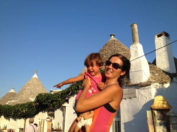 Madre e hija - Turistas en Alberobello con casas Trulli — Foto de Stock